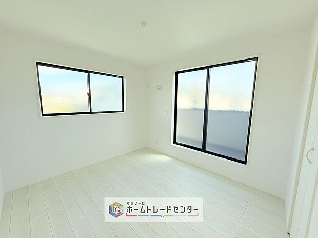 【洋室】全居室2面採光です。光を取り入れやすのはもちろんですが、建物全体の窓の数も増えておりますので、換気性能に優れた物件です。窓を開ければ家中を気持ちの良い風が通り抜けます。