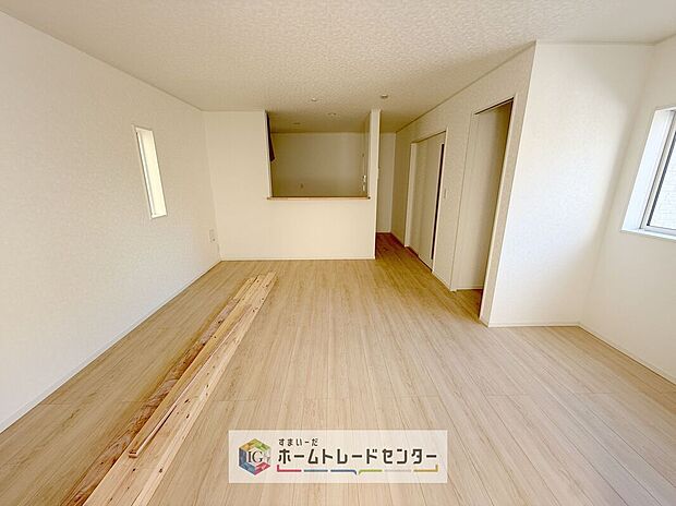 【リビング】縦長で奥行きのあるリビングは、家具の配置がしやすく使い勝手が非常に良いです。特にソファを配置した時にその便利さがお分かりいただけると思います。ゆったりと、くつろげる場所でなくてはならないと考えています