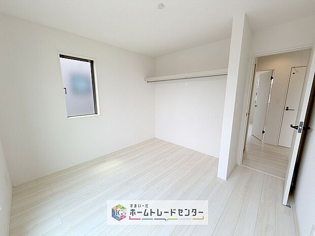 【洋室】各居室に収納を完備しております。収納が豊富な住宅は居室空間がしっかりと使えるので暮らしやすさが断然に上がります。荷物をを気にすることなく家具の配置をお好み通りにできるのも大きな魅力です。