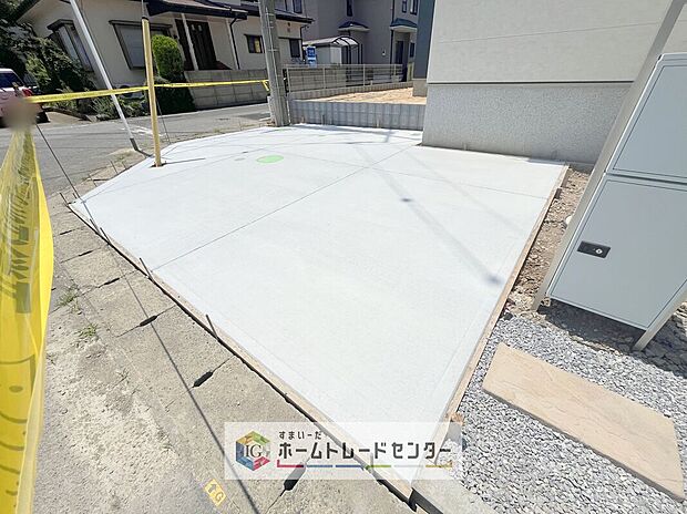 【【カースペース2台】※車種による】カースペースが2台分ございますので、家族分の自転車を駐輪したり、急な来客用の駐車スペースとしてもお使いいただけます。