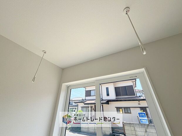 【【室内物干し】】急な雨にも対応できる室内物干しが標準装備のため、バルコニーの屋根を設置するは必要がありません。風の強い日でも気にせずお洗濯ができます。