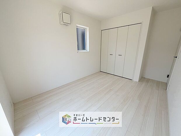 【洋室】各居室に収納を完備しております。収納が豊富な住宅は居室空間がしっかりと使えるので暮らしやすさが断然に上がります。荷物をを気にすることなく家具の配置をお好み通りにできるのも大きな魅力です。
