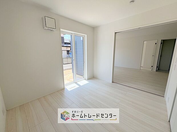 【洋室】リビング隣接の洋室は、引き戸で仕切れば個室としても使える便利な空間。来客時や在宅ワークにも柔軟に対応できます。
