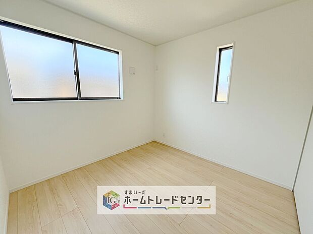 【洋室】全居室2面採光です。光を取り入れやすのはもちろんですが、建物全体の窓の数も増えておりますので、換気性能に優れた物件です。窓を開ければ家中を気持ちの良い風が通り抜けます。
