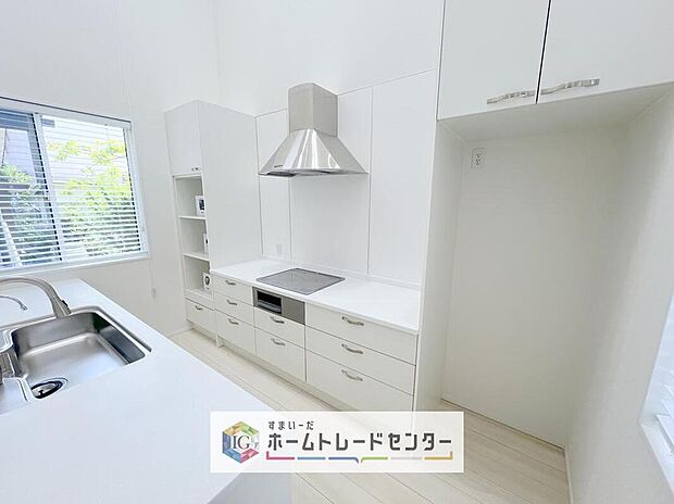 【キッチン】家事効率がぐっと上がる二列型キッチン。振り返るだけのスムーズ動線で調理も片付けも効率的。ゆとりある広さで家族時間も充実します。