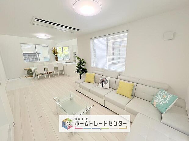 【リビング】リビングにはこだわって開口部を可能な限り多く設けました。日当たり、風通しを良くするのはもちろんですが、やはり人が集まる場所ですので、開放感が必要な場所だと思います。広々としたリビングをお楽しみください