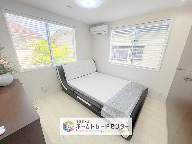 【リビング以外の居室】全居室2面採光です。光を取り入れやすのはもちろんですが、建物全体の窓の数も増えておりますので、換気性能に優れた物件です。窓を開ければ家中を気持ちの良い風が通り抜けます。