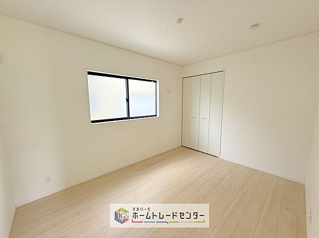 【洋室】各居室に収納を完備しております。収納が豊富な住宅は居室空間がしっかりと使えるので暮らしやすさが断然に上がります。荷物をを気にすることなく家具の配置をお好み通りにできるのも大きな魅力です。
