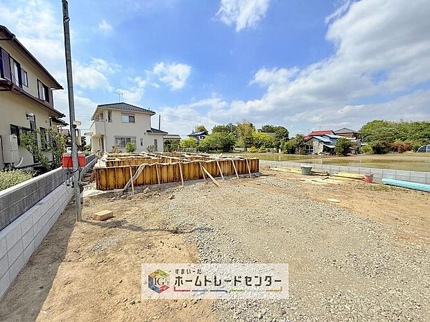 【現地外観写真】モデルハウスのご案内や、仕様や色の説明も細かくさせていただきます。弊社は飯田グループホールディングス唯一の販売専門会社になるので、細部まで説明いたします。もちろん住宅ローンのご相談だけでも大丈夫です。