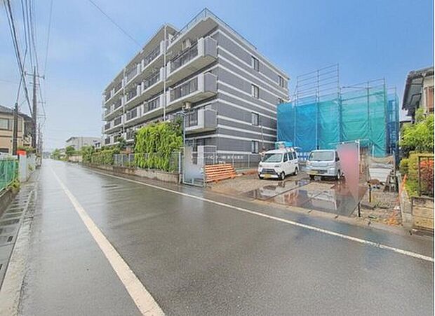 【前面道路含む現地写真】完成してからは見ることのできない、施工方法や構造をしっかりとご確認いただけるのが、建築中の住宅の大きなメリットです。専門知識を持ったスタッフがご説明させていただきます。お気軽にお問い合わせください。