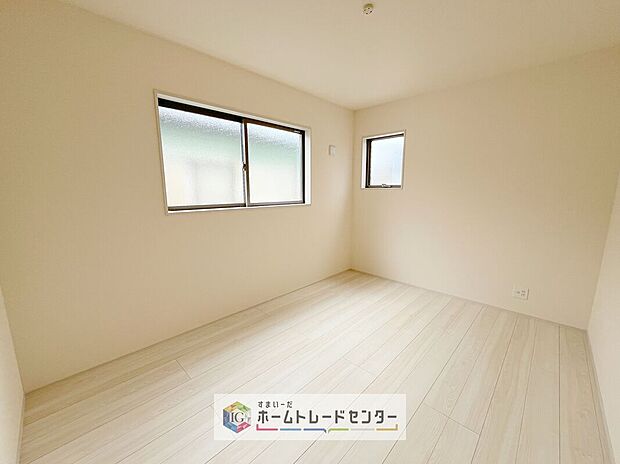 【洋室】2面採光の洋室です。窓からの眺望もよくなり視界が広いので、部屋にいても飽きません、そしてもちろん大切なのは明るさと風通し、明るい日差しと心地よい風で自分のお部屋でくつろげる贅沢をご提供します。
