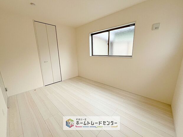 【洋室】各居室に収納を完備しております。収納が豊富な住宅は居室空間がしっかりと使えるので暮らしやすさが断然に上がります。荷物をを気にすることなく家具の配置をお好み通りにできるのも大きな魅力です。
