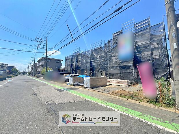 【前面道路含む現地写真】完成してからは見ることのできない、施工方法や構造をしっかりとご確認いただけるのが、建築中の住宅の大きなメリットです。専門知識を持ったスタッフがご説明させていただきます。お気軽にお問い合わせください。