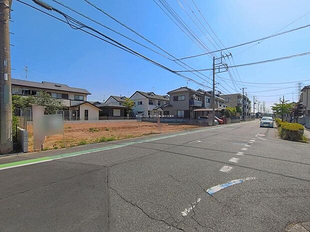 【前面道路含む現地写真】完成してからは見ることのできない、施工方法や構造をしっかりとご確認いただけるのが、建築中の住宅の大きなメリットです。専門知識を持ったスタッフがご説明させていただきます。お気軽にお問い合わせください。