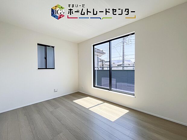 【洋室】日当りの良さは写真でも充分に伝わるかと思いますが、開放感のある周囲にめぐまれたおかげで、風通しもとても良くなっております。ぜひ現地を見ていただき体感していただきたいポイントです。