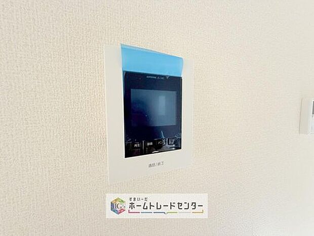 【【TVモニター付きインターホン】】録画機能もあり、どのような人が何時に来訪されたのかが分かります。防犯上はもちろん、お届け物などの把握にも便利です。ライトが付いているので、夜間でも安心です。