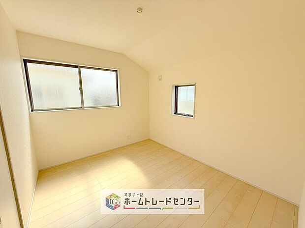 【リビング以外の居室】2面採光の洋室です。窓からの眺望もよくなり視界が広いので、部屋にいても飽きません、そしてもちろん大切なのは明るさと風通し、明るい日差しと心地よい風で自分のお部屋でくつろげる贅沢をご提供します。
