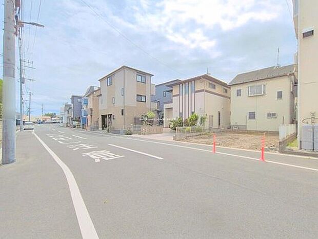 【前面道路含む現地写真】前面道路はゆとりのある幅で、お車の出し入れもスムーズに行えます！見晴らしも良く、小さなお子様を育てるご家族に安心の住環境です。