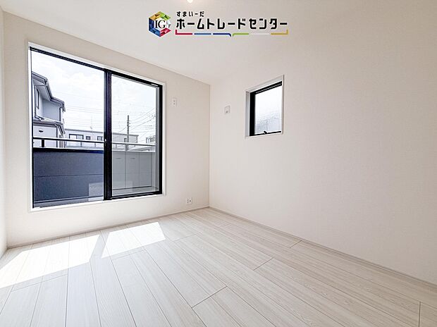 【洋室】日当りの良さは写真でも充分に伝わるかと思いますが、開放感のある周囲にめぐまれたおかげで、風通しもとても良くなっております。ぜひ現地を見ていただき体感していただきたいポイントです。
