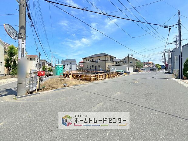 【前面道路含む現地写真】完成してからは見ることのできない、施工方法や構造をしっかりとご確認いただけるのが、建築中の住宅の大きなメリットです。専門知識を持ったスタッフがご説明させていただきます。お気軽にお問い合わせください。