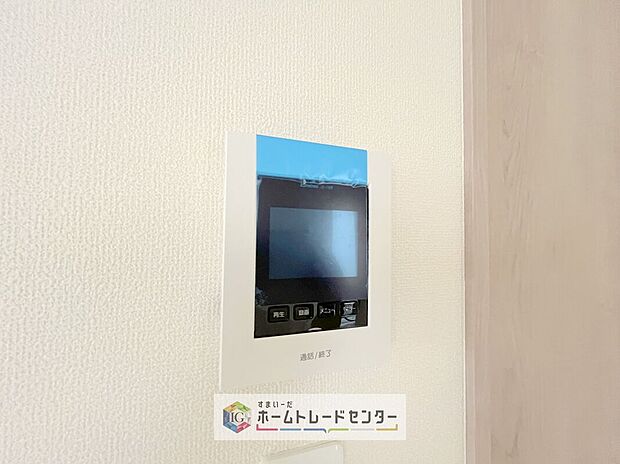 【【TVモニター付きインターホン】】録画機能もあり、どのような人が何時に来訪されたのかが分かります。防犯上はもちろん、お届け物などの把握にも便利です。ライトが付いているので、夜間でも安心です。