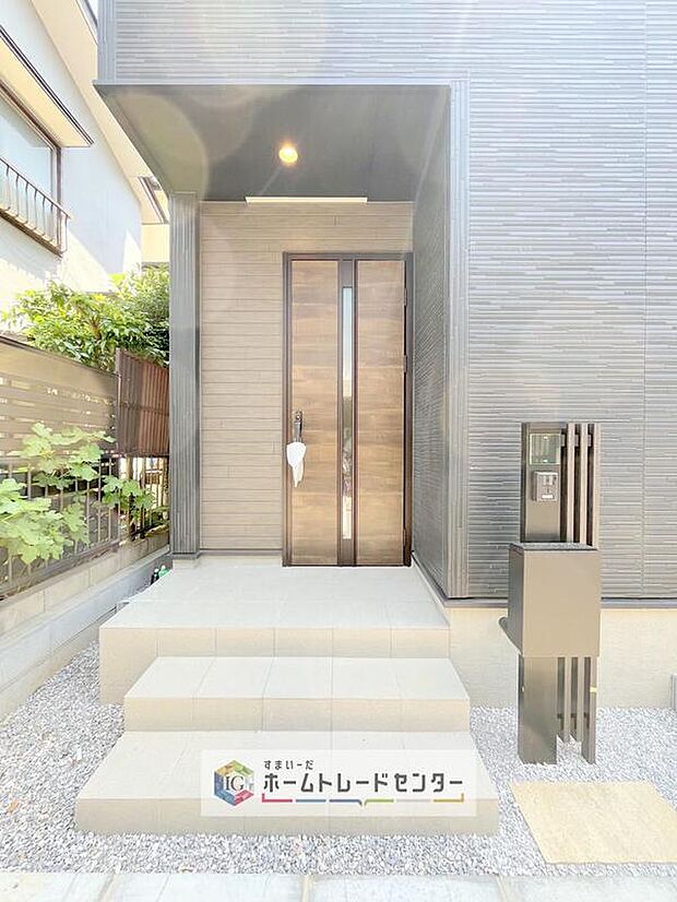 【玄関】アプローチを上がると、木目調の高級感のある玄関ドアがございます。玄関を開けると広々とした空間と収納も目の前に!玄関が広い家は入った瞬間から気持ちが良いです。ぜひご自身で確かめて見て下さい。