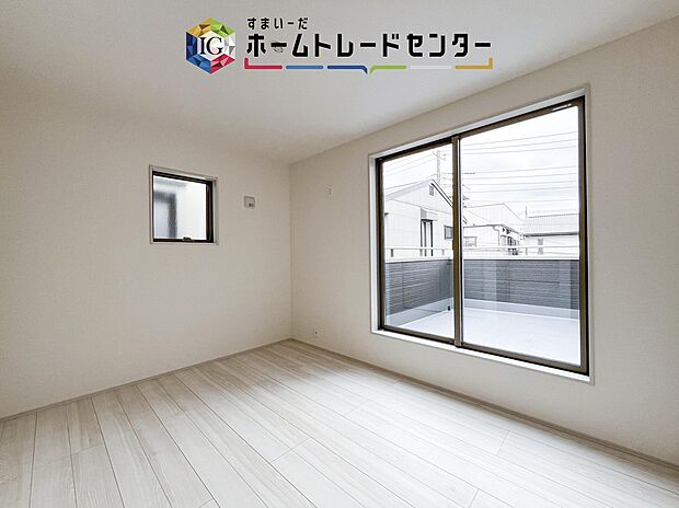 【洋室】2階洋室です。このお部屋と隣室どちらからでもバルコニーは出入り可能です。バルコニーに面したお部屋を主寝室にしたのはいいけれど、お休みになってる方がいてお洗濯ものを干しに行けない、なんてことはありません