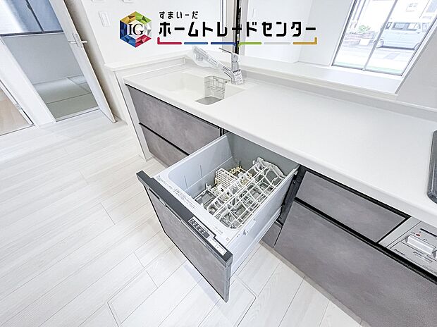 【【食器洗浄乾燥機】】忙しいご家庭の味方、後片付けもラクラクなビルトイン食洗機付き。洗い終わった食器の水切りや乾燥としても便利です。