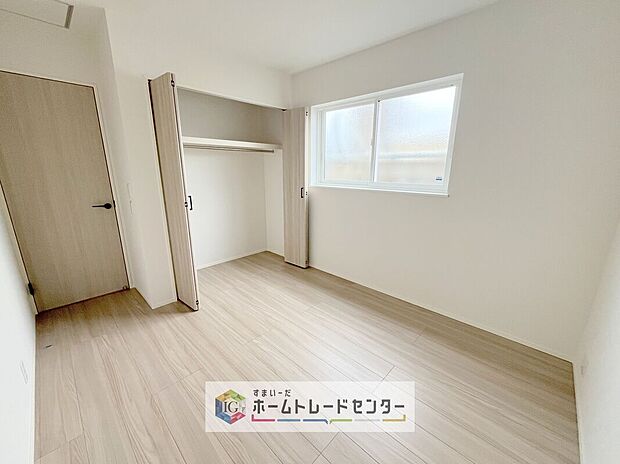 【洋室】各居室に収納を完備しております。収納が豊富な住宅は居室空間がしっかりと使えるので暮らしやすさが断然に上がります。荷物をを気にすることなく家具の配置をお好み通りにできるのも大きな魅力です。