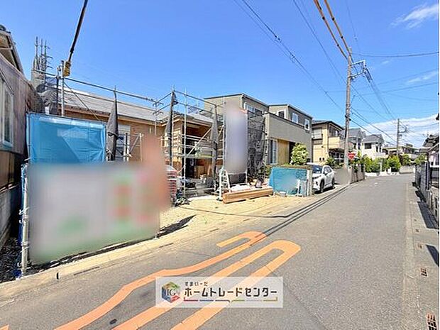 【前面道路含む現地写真】耐震等級最高等級の住宅性能評価書はもちろん、長期優良住宅の認定も受けた高性能な住宅です。長く、安心して住んでいただきたい、だからこそ厳しい第三者のチェックをお願いし、お客様に安心を届けます。