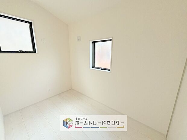 【洋室】実はこのお部屋は、この住戸で一番日当たりの悪い少し暗めのお部屋です。しかし2面採光をしっかりとっていることもあり、お天気が悪くても昼間に電気を必要とするようなことはありません、充分な明るさです。

