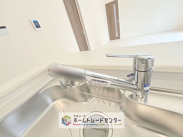 【【浄水器】】浄水カートリッジ内蔵で場所を取らずに見た目もスッキリ。ノズルはシャワーヘッドになっておりお掃除も楽々です。
