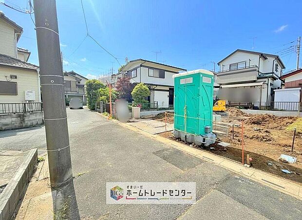 【前面道路含む現地写真】モデルハウスのご案内や、仕様や色の説明も細かくさせていただきます。弊社は飯田グループホールディングス唯一の販売専門会社になるので、細部まで説明いたします。もちろん住宅ローンのご相談だけでも大丈夫です。