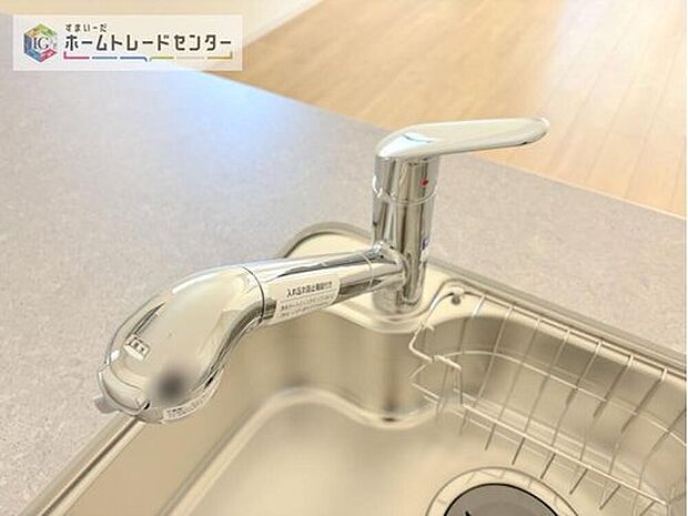 【【浄水器】】浄水カートリッジ内蔵で場所を取らずに見た目もスッキリ。ノズルはシャワーヘッドになっておりお掃除も楽々です。