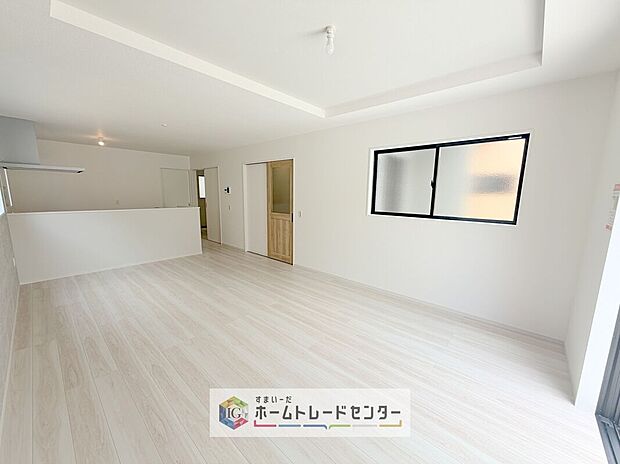 【リビング】リビングの天井一部を折上天井とすることで、天井高を高くし開放感を持たせるとともに、アクセントをつけ高級感を持たせました。このちょっとした工夫が、お友達を呼びたくなる家へと大きく進化させてくれます。

