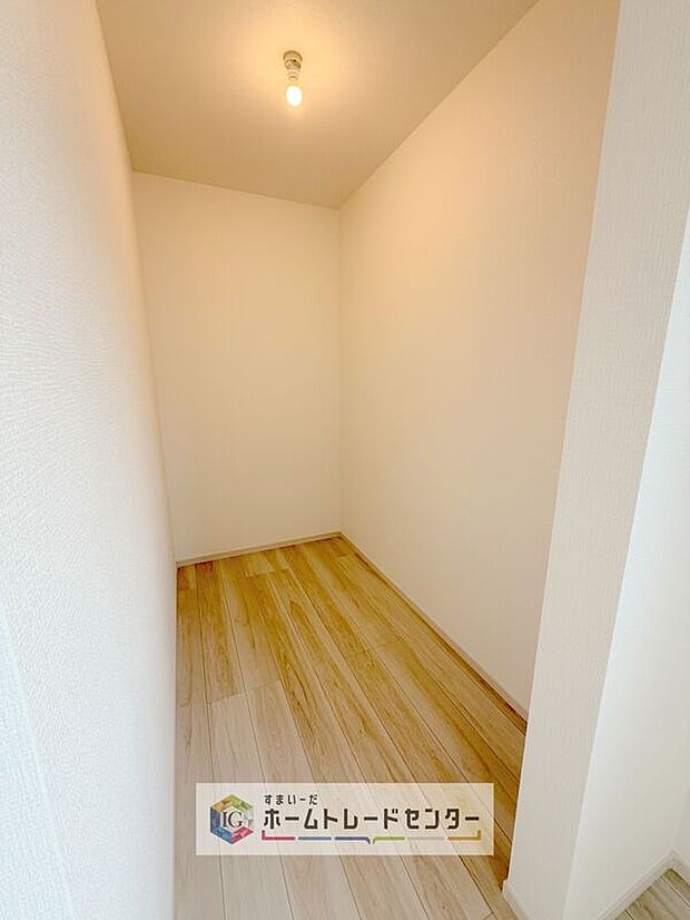 【ウォークインクローゼット】分かりにくくてすみません、ウォークインクローゼットです。各部屋に収納があるのはもちろんですが、同規模の収納をこの物件では2つ設けました。居室はスッキリとなり、空間を最大限有効利用していただけます。
