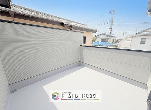 【バルコニー】南面に面したバルコニーはもちろん日当たり良好です。お洗濯物を干していただく際にも楽にできるように奥行きを広くお取りいたしました。明るく、暖かなゆとりあるスペースで快適に家事を行っていただけます。
