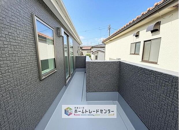 【 バルコニー】南面に面したバルコニーはもちろん日当たり良好です。お洗濯物を干していただく際にも楽にできるように奥行きを広くお取りいたしました。明るく、暖かなゆとりあるスペースで快適に家事を行っていただけます。