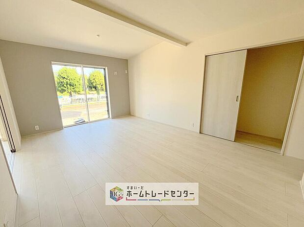 【リビング】日当たりもよく、広々としたリビングです。ゆったりとした家族の時間をお過ごしいただけます。休日はご家族そろって、またはお友達を誘って、明るいリビングで楽しい時間をお過ごしください。