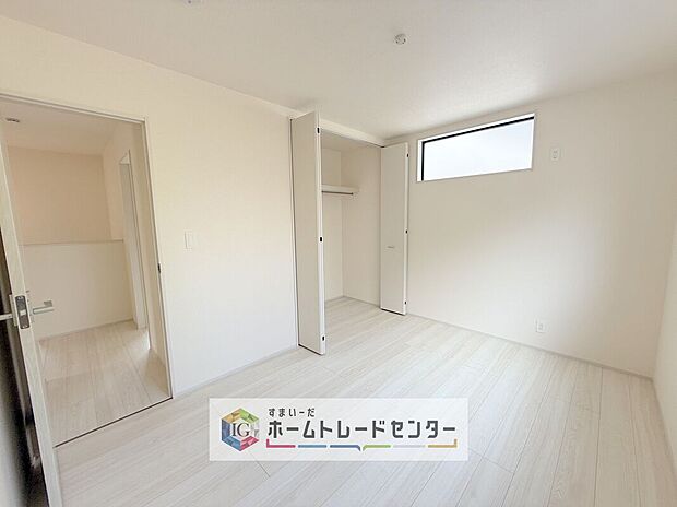 【洋室】各居室に収納を完備しております。収納が豊富な住宅は居室空間がしっかりと使えるので暮らしやすさが断然に上がります。荷物をを気にすることなく家具の配置をお好み通りにできるのも大きな魅力です。
