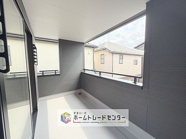 【バルコニー】洗濯物を干すスペースとして急な雨で洗濯物が濡れてしまうのを防いだり、気軽に外で朝食やお茶などを楽しむセカンドリビングのような使い方ができます。