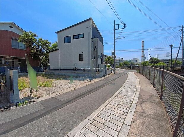 【前面道路含む現地写真】モデルハウスのご案内や、仕様や色の説明も細かくさせていただきます。弊社は飯田グループホールディングス唯一の販売専門会社になるので、細部まで説明いたします。もちろん住宅ローンのご相談だけでも大丈夫です。