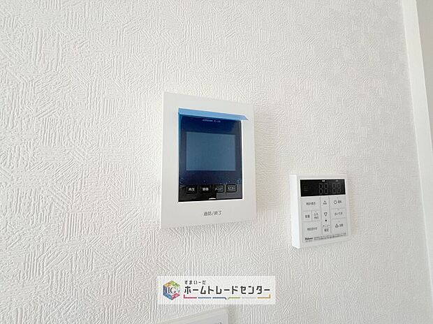 【【TVモニター付きインターホン】】録画機能もあり、どのような人が何時に来訪されたのかが分かります。防犯上はもちろん、お届け物などの把握にも便利です。ライトが付いているので、夜間でも安心です。