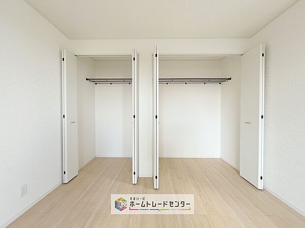 【収納】収納スペースは住宅を探す際には重要なポイントの一つだと思います。そのため少しでも空間が取れるところは可能な限り収納スペースとしたしました。居室をスッキリとお使いいただきたいお客様に大変喜ばれています。