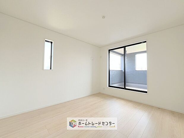【洋室】2面採光の洋室です。窓からの眺望もよくなり視界が広いので、部屋にいても飽きません、そしてもちろん大切なのは明るさと風通し、明るい日差しと心地よい風で自分のお部屋でくつろげる贅沢をご提供します。