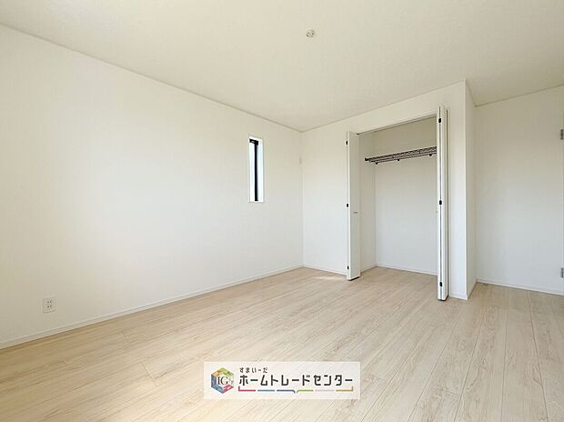 【洋室】各居室に収納を完備しております。収納が豊富な住宅は居室空間がしっかりと使えるので暮らしやすさが断然に上がります。荷物をを気にすることなく家具の配置をお好み通りにできるのも大きな魅力です。