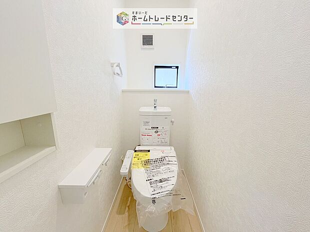 【【トイレ】】暖房機能の付いた便座は冬の寒い日にはあって良かったと本当に思います。もちろん快適で清潔なシャワー機能は標準で備えています。スペースも広くとっているので普段のお掃除もしやすいトイレスペースです。