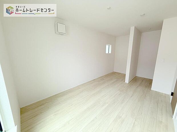 【リビング以外の居室】主寝室は7.1帖、お子様がまだ小さいご家庭なら２階のお部屋はここだけでいいかもしれません、もちろんウォークインクローゼットがついておりますので、荷物に悩まされることなく、好きに家具の配置ができます