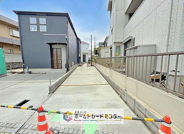 【【カースペース2台】】カースペースが2台分ございますので、家族分の自転車を駐輪したり、急な来客用の駐車スペースとしてもお使いいただけます。