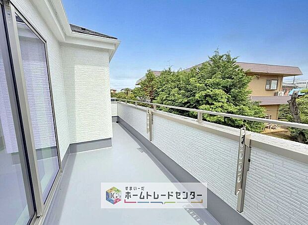 【バルコニー】南面に面したバルコニーはもちろん日当たり良好です。お洗濯物を干していただく際にも楽にできるように奥行きを広くお取りいたしました。明るく、暖かなゆとりあるスペースで快適に家事を行っていただけます。
